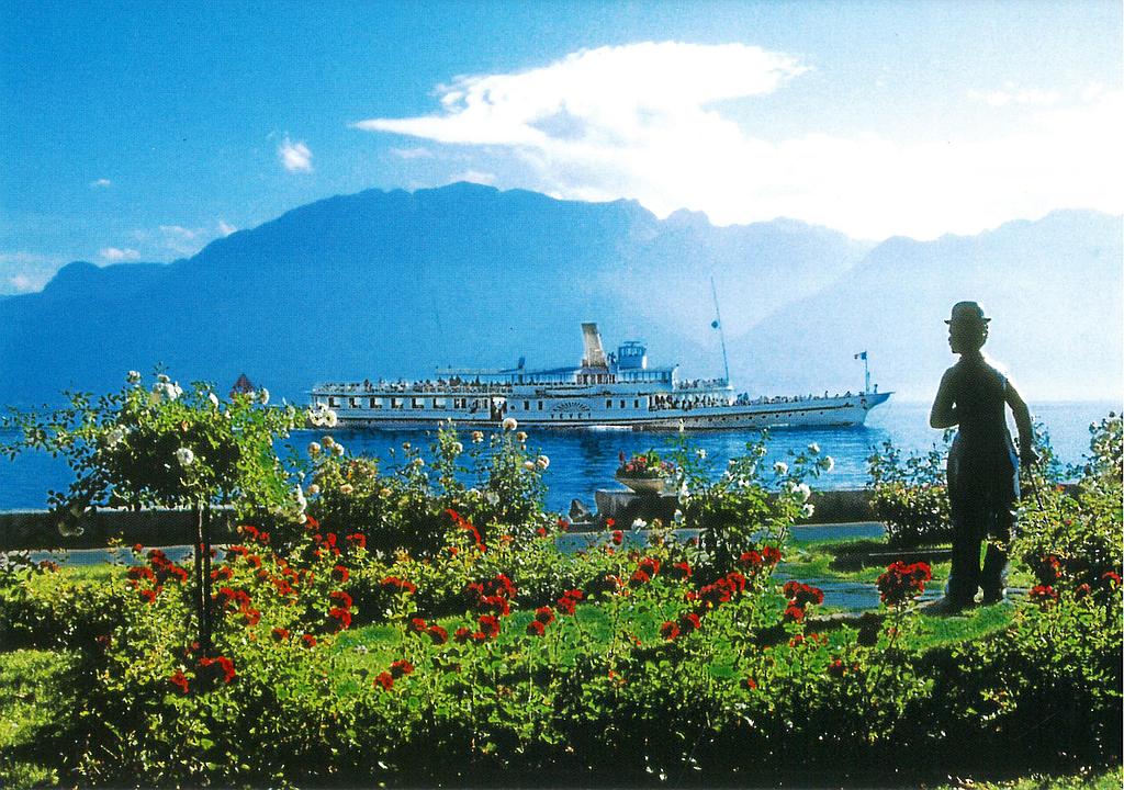 Postcards 12131 statue Chaplin au bord du Léman