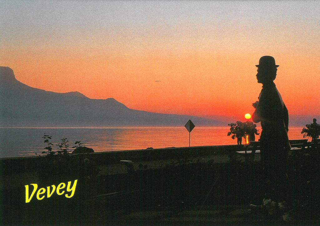 Postcards 15595 Vevey, statue Chaplin